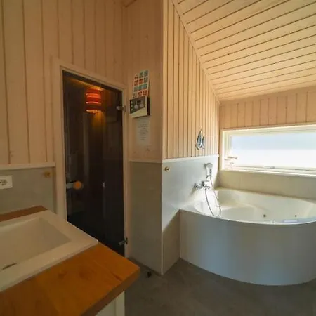 Mit Pool Und Sauna Am