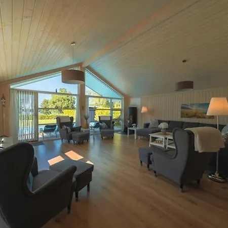 Mit Pool Und Sauna Am